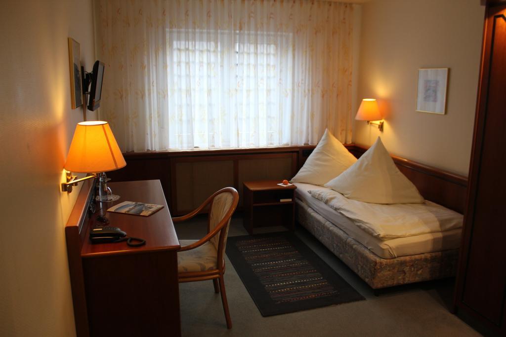 Hotel & Restaurant Zum Vater Rhein Monheim am Rhein Rom bilde