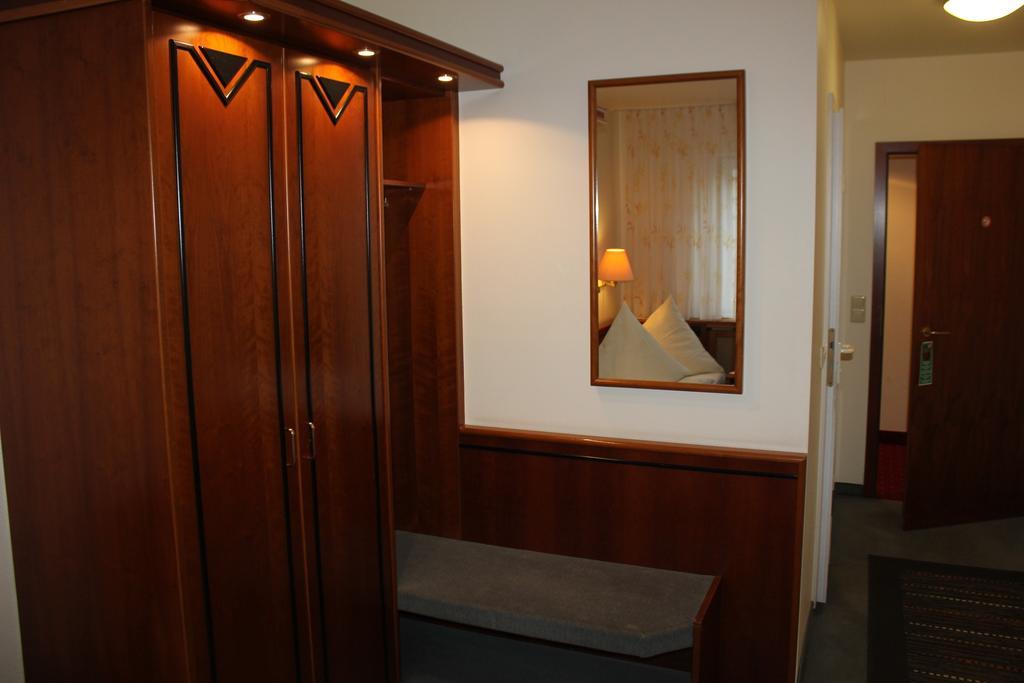 Hotel & Restaurant Zum Vater Rhein Monheim am Rhein Rom bilde