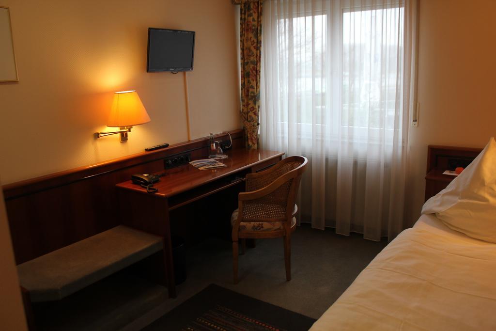 Hotel & Restaurant Zum Vater Rhein Monheim am Rhein Rom bilde