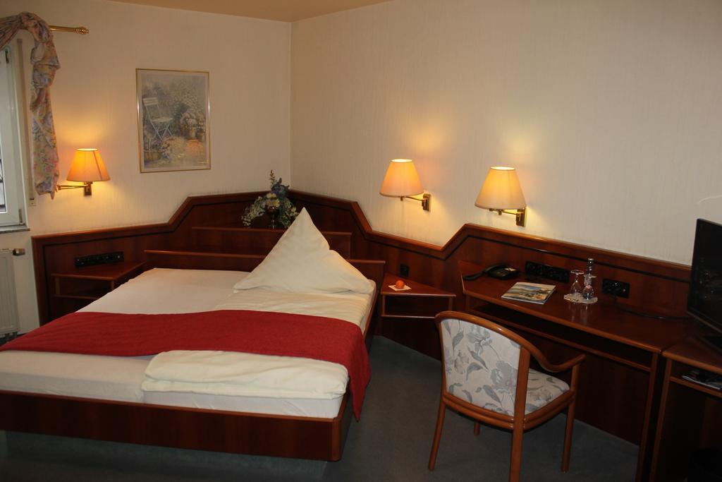 Hotel & Restaurant Zum Vater Rhein Monheim am Rhein Rom bilde